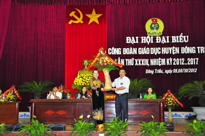 ĐC Đỗ Văn Thuấn -Giám đốc Sở GD&ĐT chúc mừng Đại hội